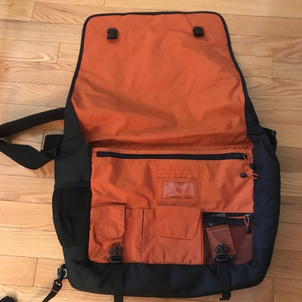 Lowepro Messenger Computer Bag - Picture 3 of 7